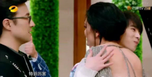 歌手5結(jié)石姐幫華晨宇按摩 李維嘉在背后表情搶鏡（圖）