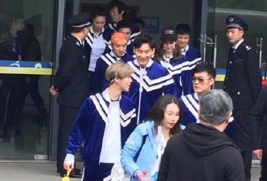 《跑男》新一季海報曝光：鹿晗小的都看不到了！網友：傻狍子太可 4