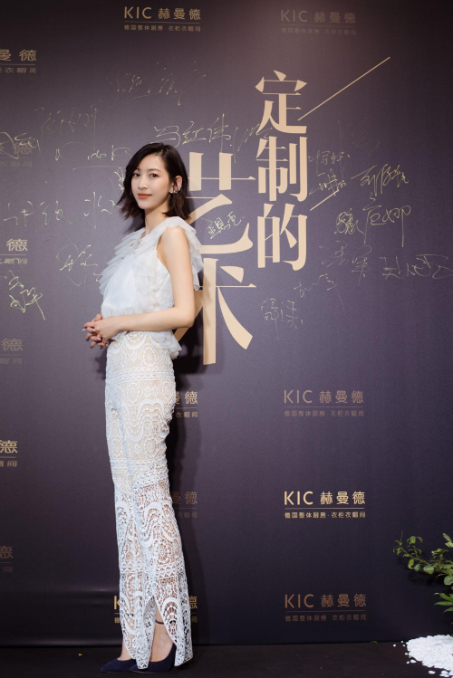 溫雅雙語主持時裝周活動 與江疏影同臺氣質滿分 3