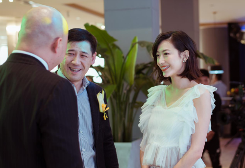 溫雅雙語主持時裝周活動 與江疏影同臺氣質滿分 6