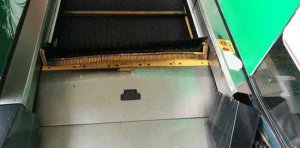 超市自動扶梯炸開嚇壞顧客 扶梯突發故障因一小小異物