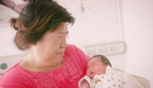 52歲大媽順利產(chǎn)子 兒子和外孫可做同學