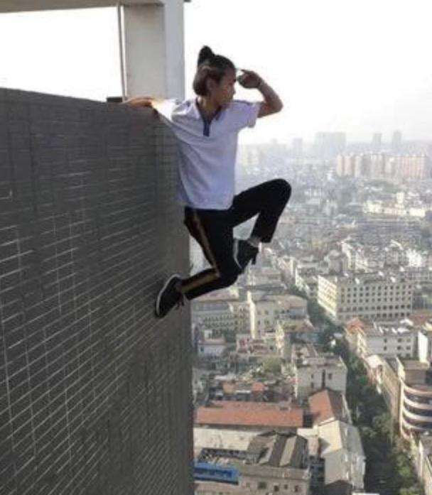 “高空極限”第一人墜亡 吳詠寧墜樓瞬間的視頻曝光 4