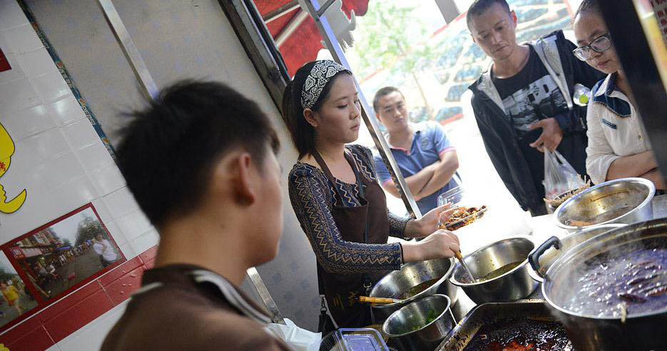 成都最美極品“魷魚西施” 靠臉吃飯成了加盟店 6