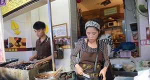 成都最美極品“魷魚西施” 靠臉吃飯成了加盟店
