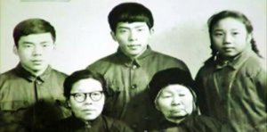 保姆養(yǎng)大雇主孩子 推板車賺錢非血之愛(ài)太感人