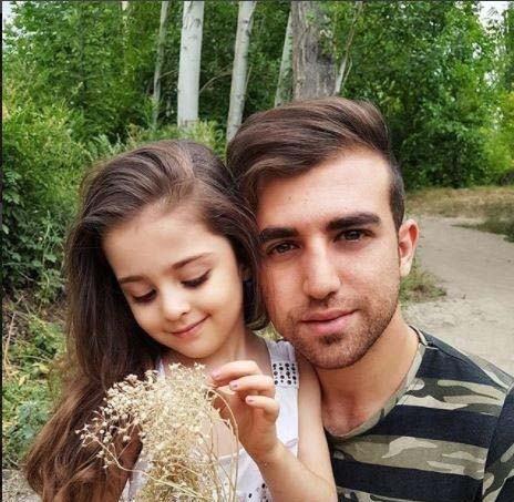 有一個洋娃娃一般的女兒 父親辭職做女兒保鏢 2