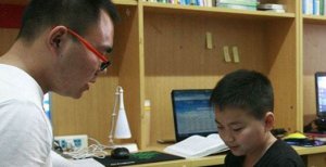 現(xiàn)實版小矮人侏儒癥患者 袖珍學(xué)霸走出自己的輝煌道路