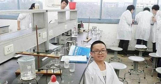現實版小矮人侏儒癥患者 袖珍學霸走出自己的輝煌道路 2