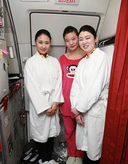 血脈噴張的睡衣空姐服務 令人直呼哪里睡得著 1