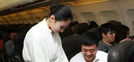 血脈噴張的睡衣空姐服務 令人直呼哪里睡得著 2