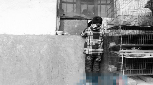 他是雙面人 是村里的大魔頭 精神分裂被鎖小屋447天 2