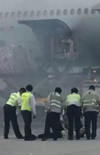 香港機(jī)場客機(jī)起火怎么回事？現(xiàn)場黑煙滾滾火勢兇猛 4