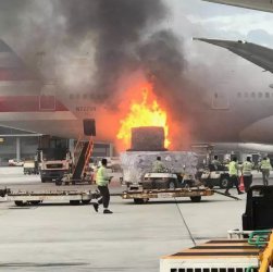 香港機場客機起火怎么回事？現(xiàn)場黑煙滾滾火勢兇猛