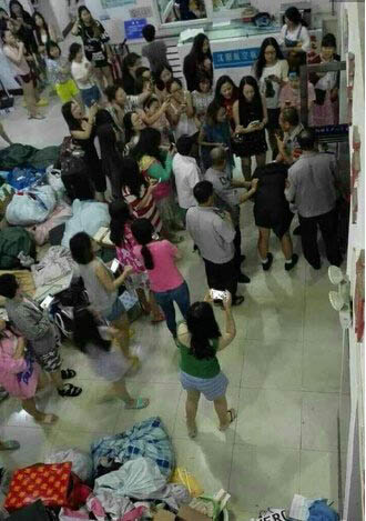變態!男生戴假發夜闖女生宿舍 學士服內只有內褲 4