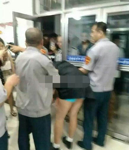 變態!男生戴假發夜闖女生宿舍 學士服內只有內褲 3