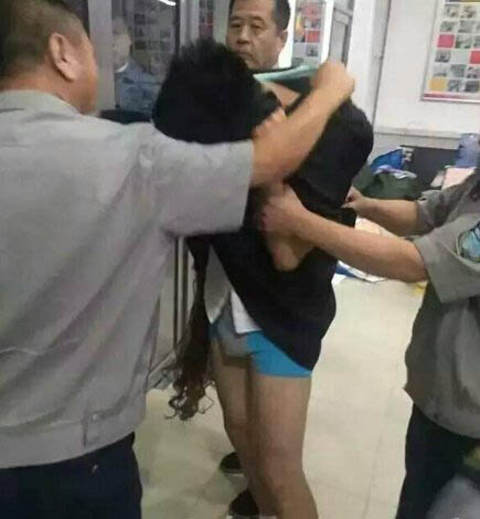 變態!男生戴假發夜闖女生宿舍 學士服內只有內褲 5