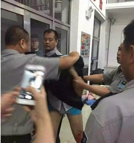變態!男生戴假發夜闖女生宿舍 學士服內只有內褲 1