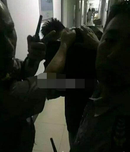 變態!男生戴假發夜闖女生宿舍 學士服內只有內褲 2