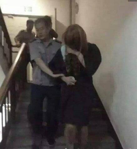 變態!男生戴假發夜闖女生宿舍 學士服內只有內褲 7