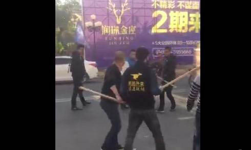 餓了么和美團員工街上互毆 手持棍棒場面幾近失控 2