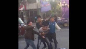 餓了么和美團員工街上互毆 手持棍棒場面幾近失控