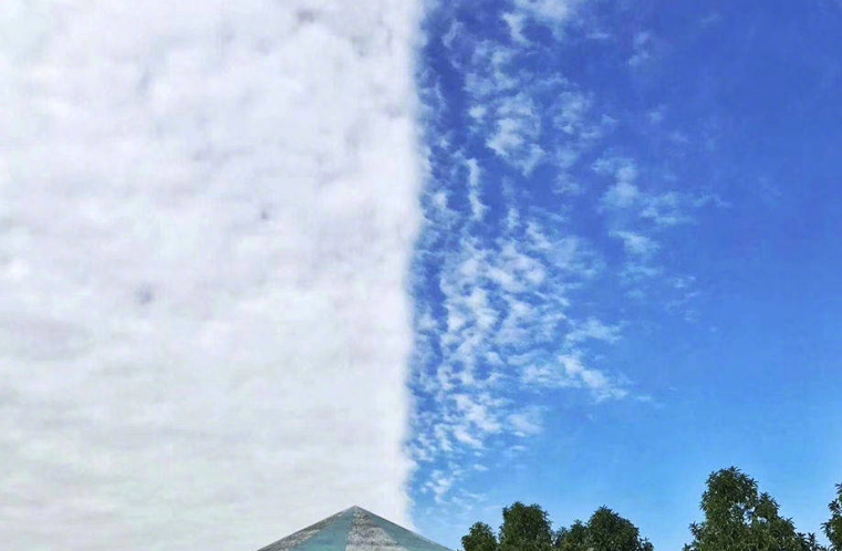 中山一線天刷爆朋友圈 一片天空被劃分為二如夢境 1