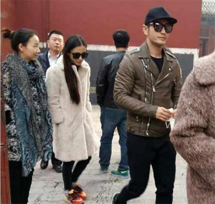 黃曉明夫婦牽手出游 baby素顏猛遭吐槽被稱(chēng)是最黑一次 3