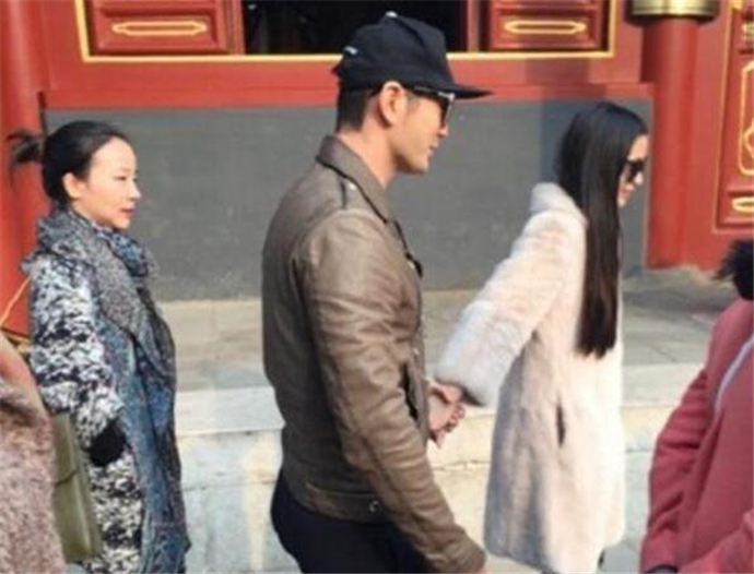 黃曉明夫婦牽手出游 baby素顏猛遭吐槽被稱(chēng)是最黑一次 2