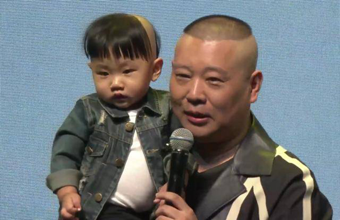 郭德綱為妻子慶生 郭德綱小兒子安迪照片曝光 2