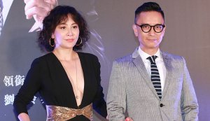 劉嘉玲深V裝曝光 深V短裙大秀酥胸美腿性感身材盡顯
