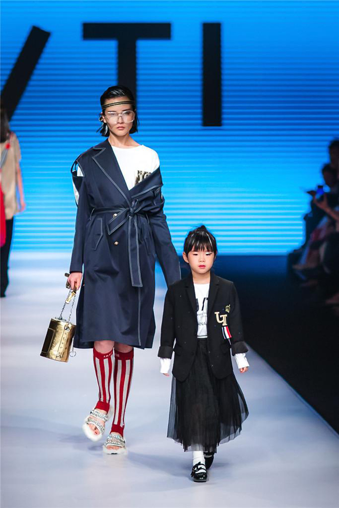 黃奕女兒T臺走秀 黃毅清的女兒近照曝光碎花裙似仙女 3
