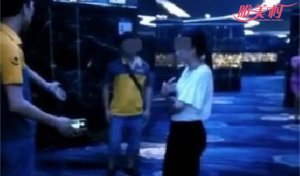 搞錯快件下跪道歉 女客戶遭人肉被成為網紅令人唏噓