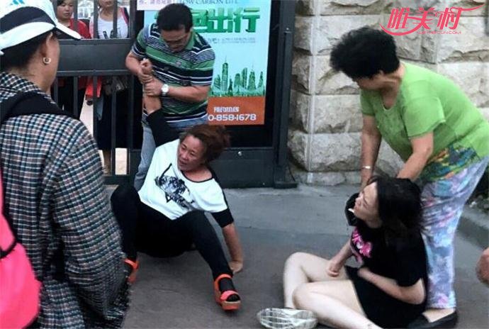停車引發街頭追打 驚動民警才得以結束事發詳細經過曝光讓人咋舌 2