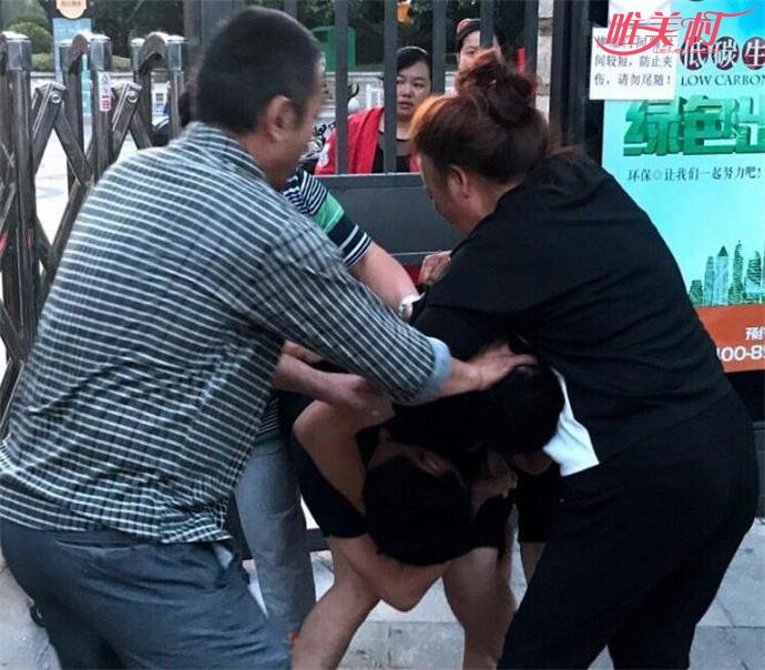 停車引發街頭追打 驚動民警才得以結束事發詳細經過曝光讓人咋舌 4
