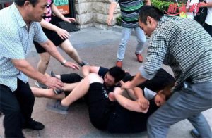 停車引發街頭追打 驚動民警才得以結束事發詳細經過曝光讓人咋舌