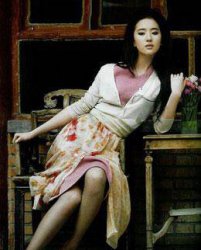 劉亦菲絲襪勾魂性感 美腿惹男生“垂涎”