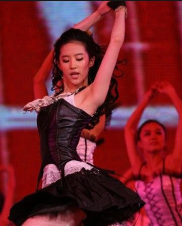 劉亦菲絲襪勾魂性感 美腿惹男生“垂涎” 5
