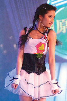 劉亦菲絲襪勾魂性感 美腿惹男生“垂涎” 12