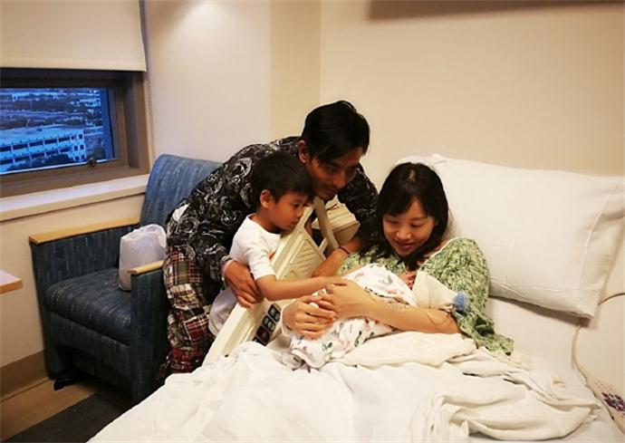 章齡之曝二胎兒子 濃眉大眼破可愛辣媽產(chǎn)后復(fù)原宛如少女 3