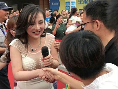 干露露出席活動大秀傲人身材 如今近照身材走樣八字奶太扎眼+腹部 3