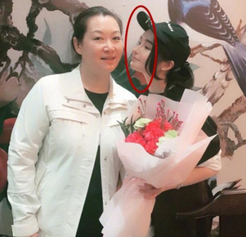 趙本山第二任妻子馬麗娟難得露臉 卻被網紅臉女兒趙一涵的“整容 3