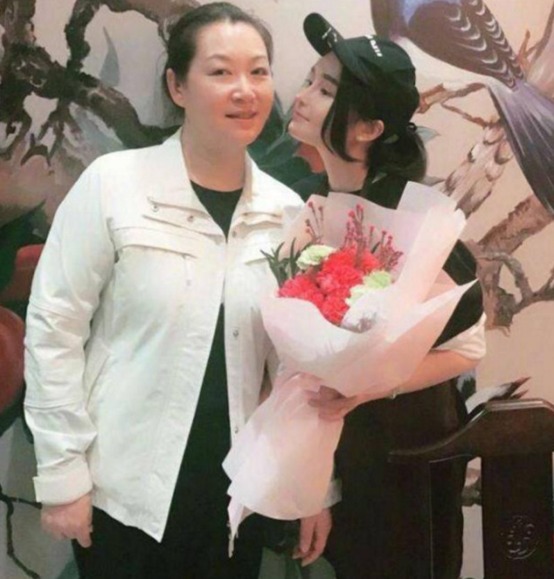 趙本山第二任妻子馬麗娟難得露臉 卻被網紅臉女兒趙一涵的“整容 2