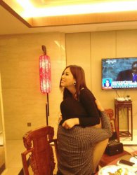 莫露露資料簡歷 莫露露當(dāng)場寬衣喂奶哺乳照