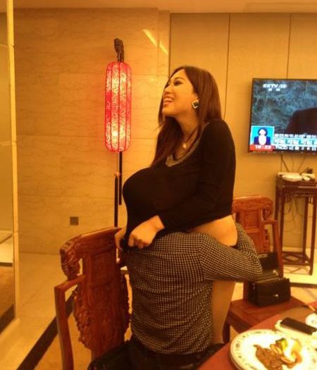 莫露露資料簡歷 莫露露當場寬衣喂奶哺乳照 6