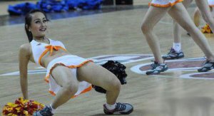 cba拉拉隊美女抬腿走光露底圖片 cba啦啦隊最美寶貝身材數(shù)據(jù)
