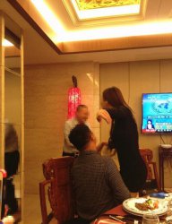 莫露露人乳喂富豪圖 富豪10萬獲莫露露哺乳
