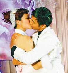 田亮激吻女主持照曝 田亮與伊一熱吻照