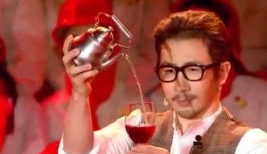 劉謙2019央視春晚魔術魔壺揭秘 酒飲料是怎么變出來的 3