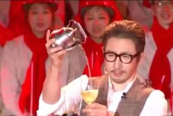 劉謙2019央視春晚魔術魔壺揭秘 酒飲料是怎么變出來的 2